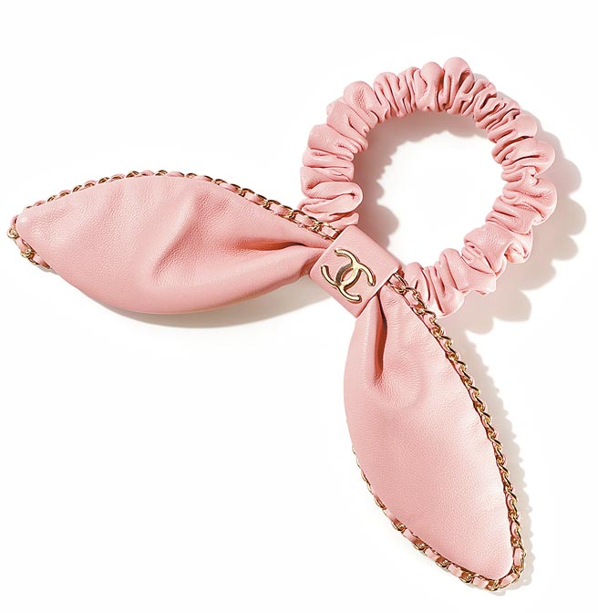 香奈儿亮粉色皮革皮穿炼髮带，2万300元。（CHANEL提供）