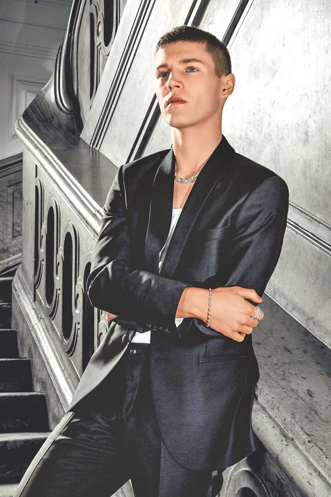 今年19岁的丹麦王子Felix去年底才刚从丹麦陆军中尉退役，蓄着平头、体格结实。（Georg Jensen提供）