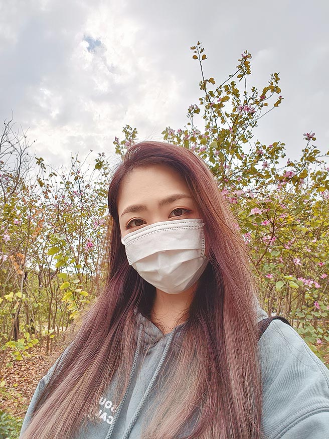 OPPO Reno7 Pro逆光自拍。（石欣蒨摄）