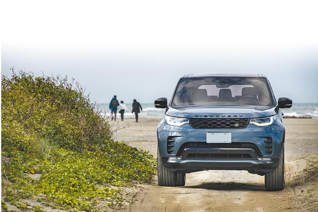 Land Rover Discovery P300 R-Dynamic SE售價357萬元，試駕車（見圖）選用Byron Blue拜倫藍車色及多種選配，如矩陣式LED頭燈搭配日行燈。（陳大任攝）