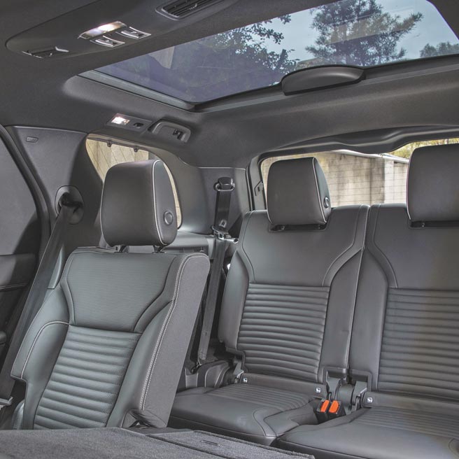 第三排座椅擁有不錯的乘坐舒適度，上方還配有天窗提供絕佳採光。（陳大任攝）