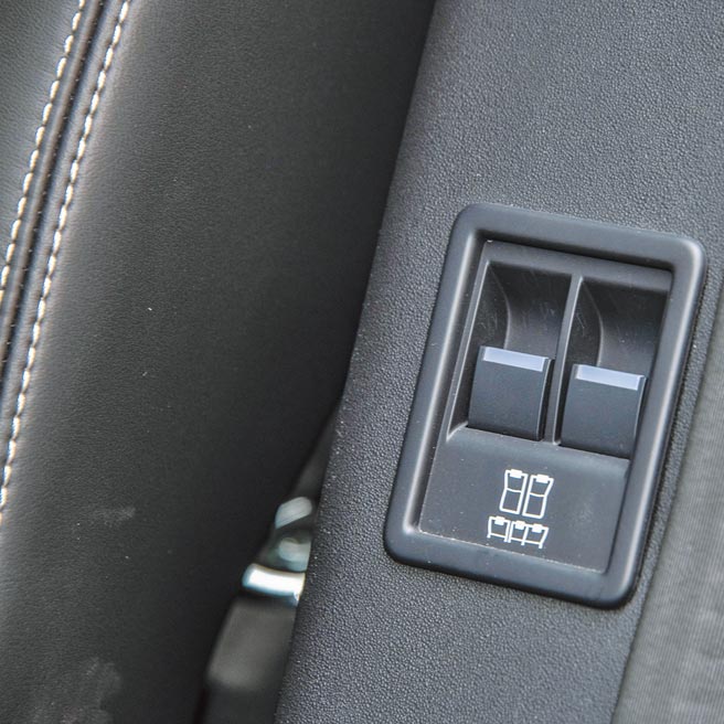 後門框邊按鍵可電控第三排座椅傾倒。（陳大任攝）