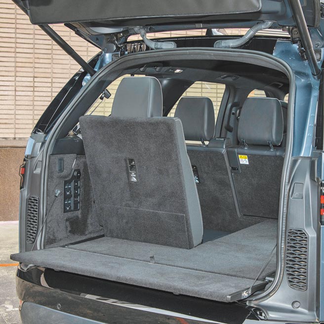 第三排為兩席獨立座椅，可單獨收折。（陳大任攝）