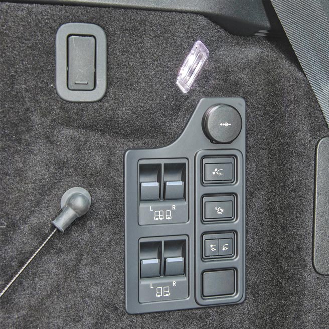 車尾電控按鍵區，可控制座椅與車高。（陳大任攝）