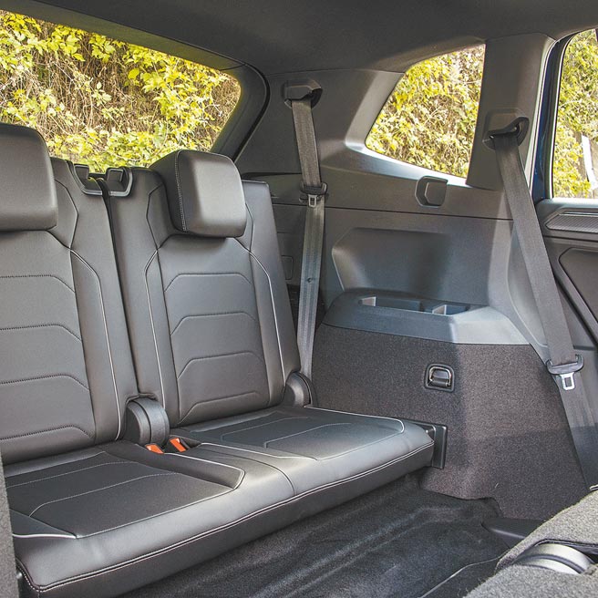 第三排為兩張獨立座椅，兩側有置物空間。（陳大任攝）