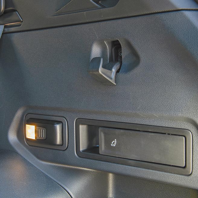 行李廂兩側有拉柄，可傾倒第二排座椅。（陳大任攝）