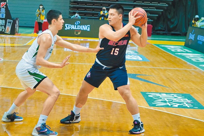 能仁家商史魯齊（右）昨拿21分、9籃板與2抄截。（高中體總提供）