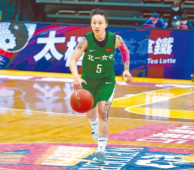 北一女中宋瑞蓁昨天攻下26分，助队险胜淡水工商。（高中体总提供）
