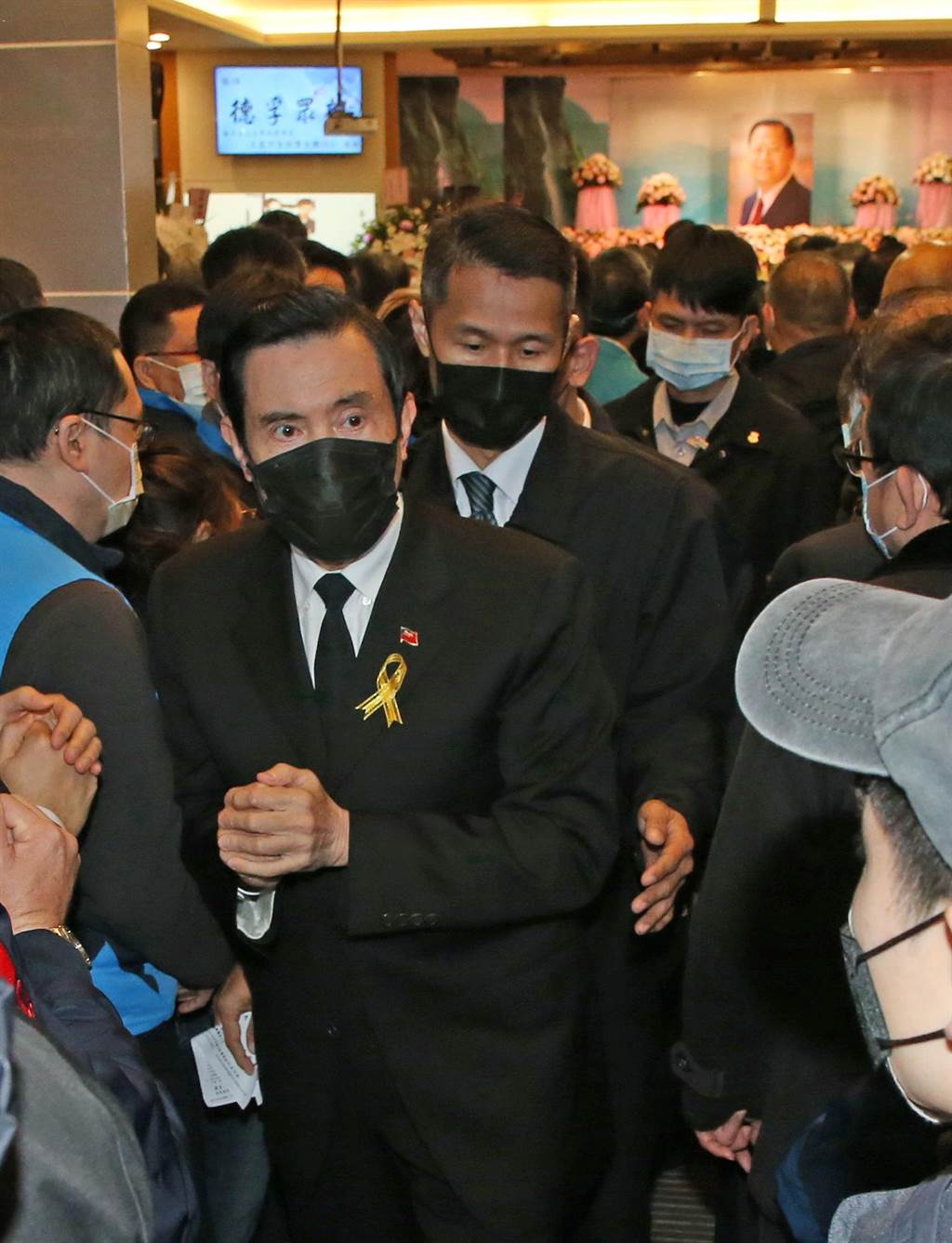 前總統馬英九（前中）出席前法務部長廖正豪告別式，向家屬致哀。（趙雙傑攝）