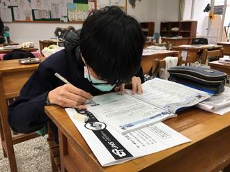 苗栗9年級生不被視障打敗 獲縣府、校方舉薦總統教育獎選拔