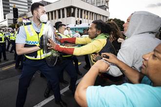 紐西蘭反疫苗示威變調 警疑遭噴酸抗議者開車衝撞