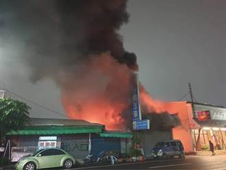 嘉義汽修廠大火伴隨驚天爆炸聲 1人受傷送醫