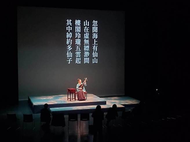 南管艺术家王心心苦熬多时的《长恨歌》，卸下过去温婉典雅的形象，化身成说书人，又演、又唱、又弹，脱下一层皮，去年底首演，今年入围本届台新艺术奖。（资料照片，李欣恬摄）