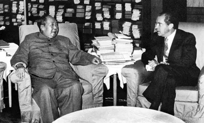 尼克森原本担心见不到毛泽东，也担心毛以高姿态会见让他为难。没想到形势推动下，毛泽东在书房会见尼克森，两人还谈了一个多小时。（图／新华社）