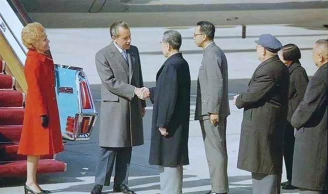 尼克森夫妇与白宫官员一行人于2月17日出发，搭乘「空军一号」专机从安德鲁斯空军基地起飞，在夏威夷与关岛停留，21日经上海转至北京，周恩来、叶剑英等到机场欢迎。（图／尼克森图书馆）