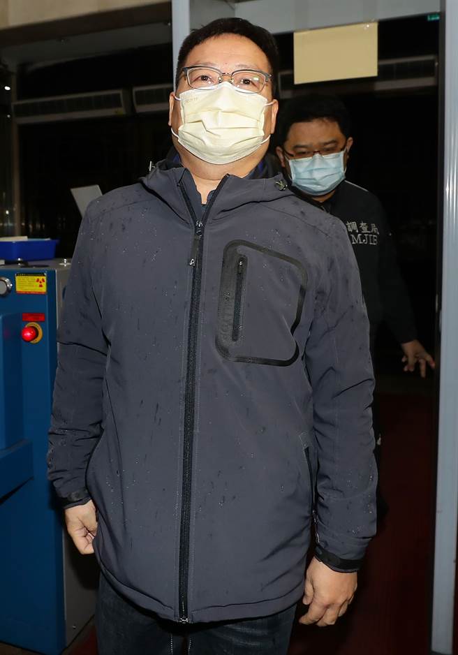 台北地检署21日指挥调查局台北市调查处前往亚太印象公司及三立前主播李天怡夫妇等3人住居所执行搜索，并以犯罪嫌疑人身分约谈李天怡、郭人杰夫妇及友人李吴达等人到案厘清案情，午夜郭人杰被移送至地检署复讯。（季志翔摄）