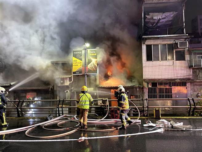 台北市市民大道旁的一處平房22日凌晨發生火警，濃煙直竄。（黃世麒攝）
