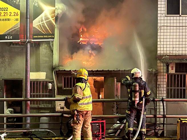 台北市市民大道旁的一處平房22日凌晨發生火警，濃煙直竄。（黃世麒攝）