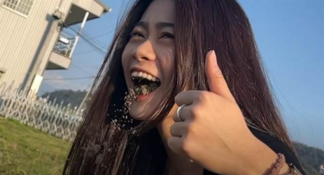 一名男网友发现，一名为「松鼠学妹」的女YouTuber竟在YouTube影片中，上演「吃土」戏码，令他惊呆不已。（图／翻摄自Dcard）