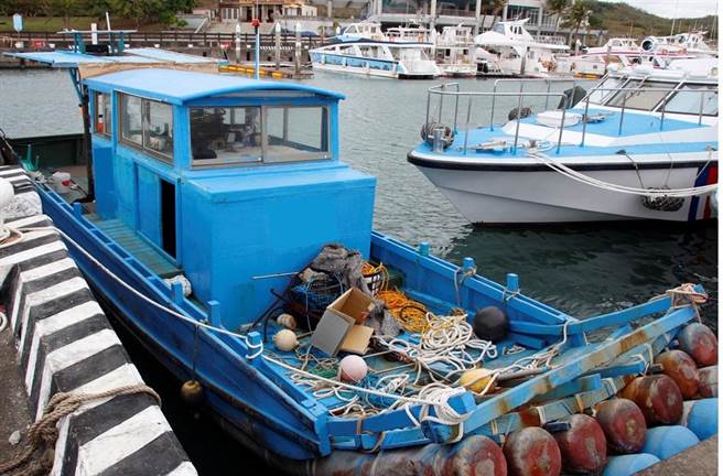 检警查扣运毒船筏。(翻摄画面)