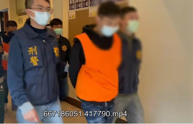 左營警方帶回3名嫌疑人，釐清因債務而將人帶上車談判的案情。（翻攝照片／林瑞益高雄傳真）