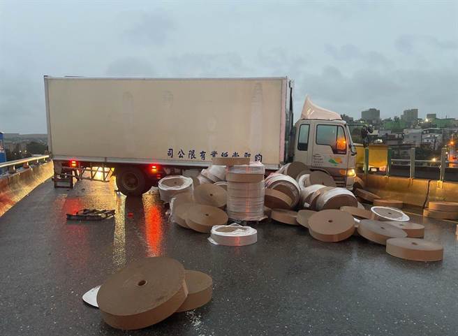 台66線東向平鎮段交通事故車流回堵警急疏導。(警方提供／呂筱蟬桃園傳真)