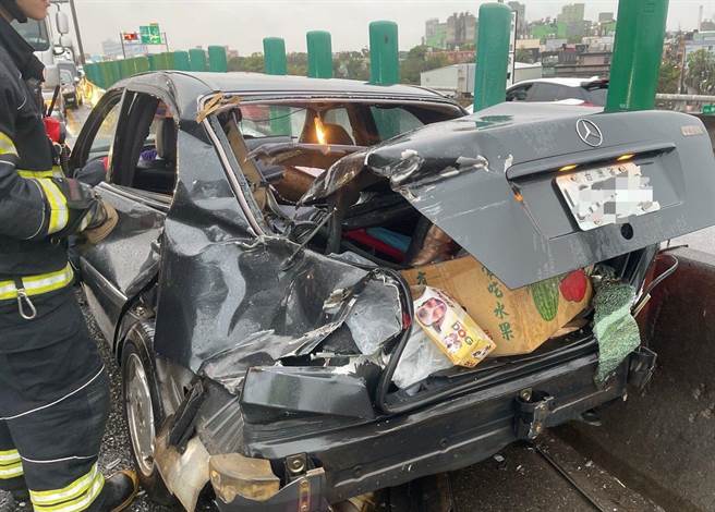 台66線東向平鎮段交通事故車流回堵警急疏導。(警方提供／呂筱蟬桃園傳真)