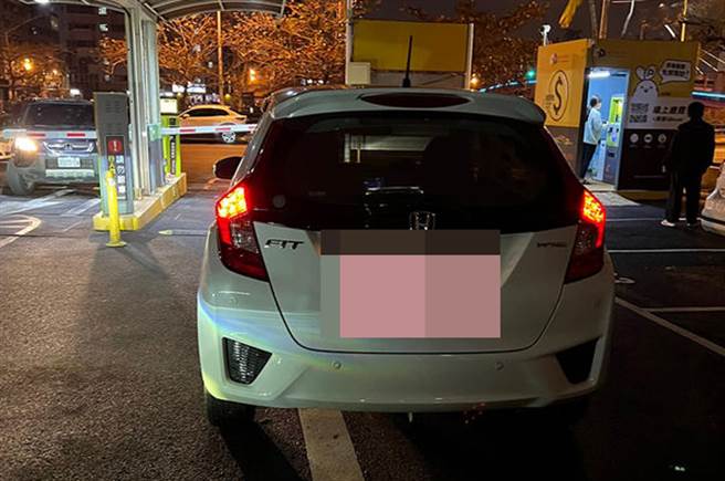 一名车主把车停在停车场出口，径自去缴费，挡到后方车辆。（翻摄爆怨公社）