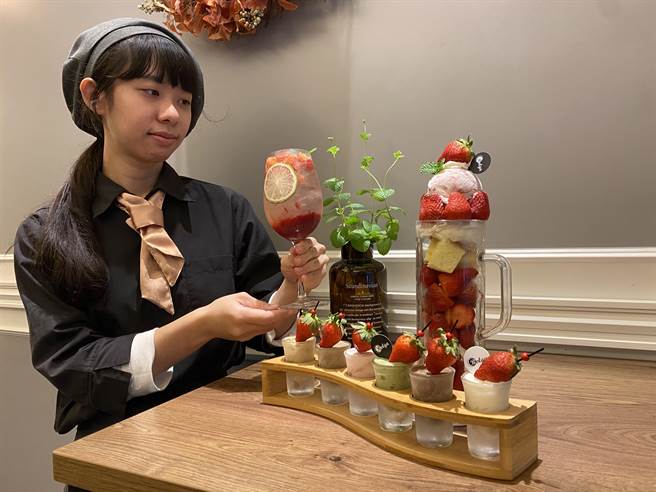 位于台中草悟广场的「宝格冰淇淋」，今年推出大人味的草莓派对系列餐点，用各式酒杯盛装的草莓甜点，让不少美眉狂洗IG。（冯惠宜摄）