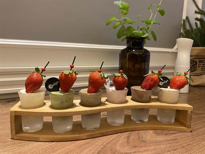 宝格冰淇淋期间限定「花心Shot组」，一整排的Shot杯中，除了一颗颗又大又甜的草莓，还能一次吃到6种口味的手作冰淇淋。（冯惠宜摄）