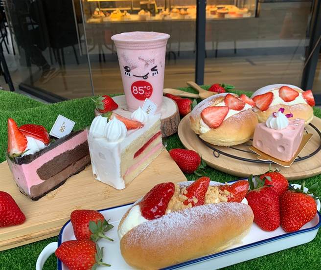 85℃即日起推出「草莓季甜蜜大赏」包括草莓牛奶、草莓切片、草莓生乳包…，祭出连续14天超杀优惠。（85℃提供／冯惠宜台中传真）
