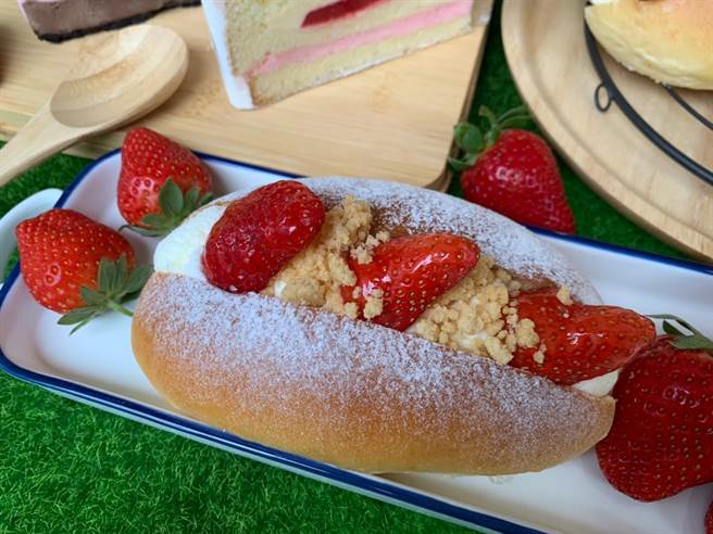 85℃全台麵包坊同步推出两款新品，其中「草莓生乳包」外型圆巧可爱，内馅是一颗颗硕大草莓和特调奶霜完美结合。（85℃提供／冯惠宜台中传真）