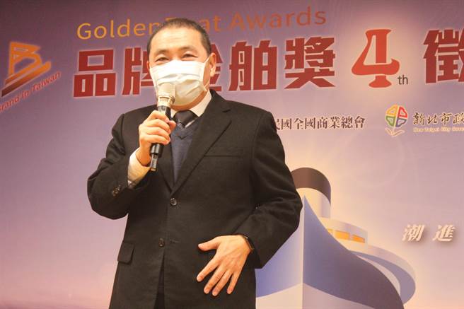 新北市长侯友宜今上午出席第四届品牌金舶奖徵件记者会受访表示，只要疫情稳定，开放当然是可以走的一条路。(陈慰慈摄)