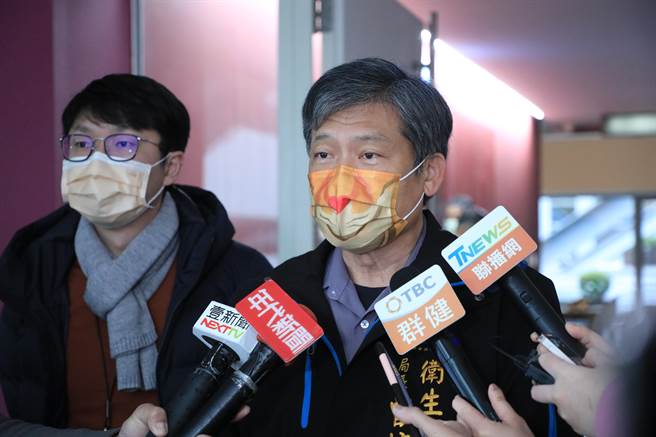 台中市衛生局長曾梓展22日表示，香港籍散裝船「和富輪」12名大陸籍確診船員，已送到集中檢疫所隔離。（盧金足攝）