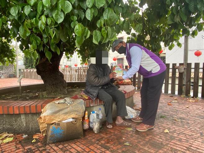 因應這波寒流，嘉義縣社會局啟動低溫關懷機制，訪視送暖讓街友不受寒。（嘉義縣政府提供∕呂妍庭嘉義傳真）