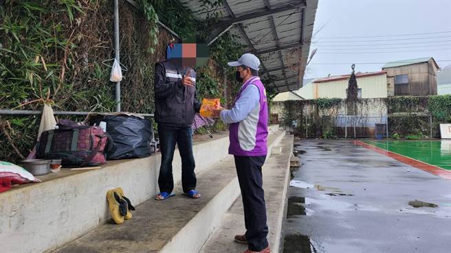 因應這波寒流，嘉義縣社會局啟動低溫關懷機制，訪視送暖讓街友不受寒。（嘉義縣政府提供∕呂妍庭嘉義傳真）