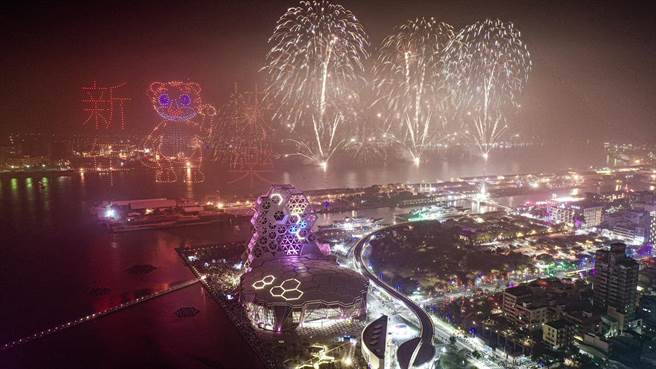 无人机展演自2月24日起连飞4天，天天有彩蛋，据悉仍会放烟火。（高市府提供）