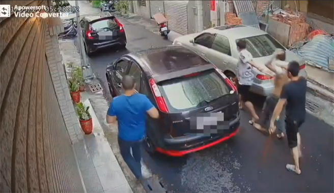 光天化日之下，葉嫌撂人將呂姓情侶檔押走。（翻攝照片／高雄洪靖宜傳真）