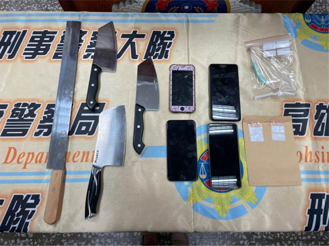 警方查扣毒品安非他命、4把刀子、手機4支等證物。（洪靖宜攝）