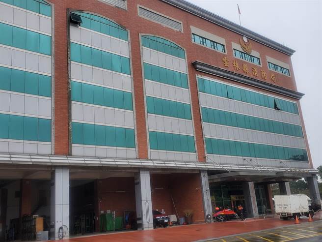 強烈大陸冷氣團籠罩各地，雲林縣昨（21日）晚上約14度C，從21日晚上8點到今日10點，雲林縣消防局出動救護16件天冷不適案件，其中口湖鄉1名31歲男子、斗六一名57歲男子在救護車抵達時已明顯死亡。（周麗蘭攝）