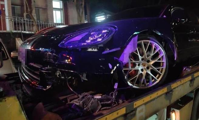 保時捷車頭已經撞毀變形。（警方提供）