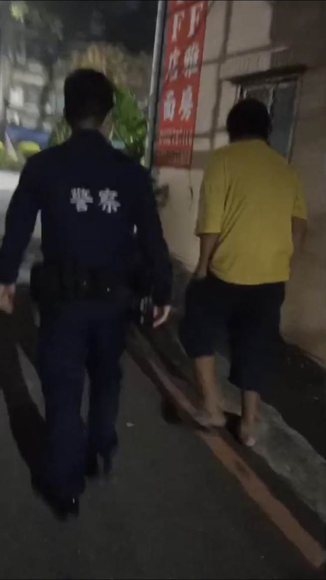 顏男醉倒路边，离家只有5公尺却回不了家，警方等顏男清醒后，陪他走回家。（翻摄照片／石秀华高雄传真）
