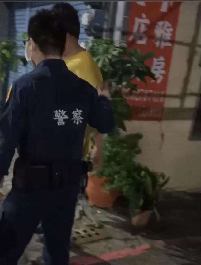 警方将顏男顺利送回出租套房的家。（翻摄照片／石秀华高雄传真）