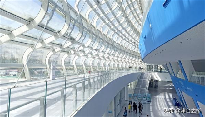 “冰丝带”幕墙所使用的臺玻天津生产的镀膜大板玻璃。（图／台玻天津提供）