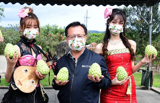 财团法人台湾中小企业联合辅导基金会董事长赖坤成（中）发文表示，角逐县长大位他绝不退让。（本报资料照片）