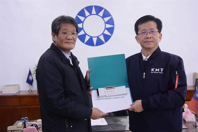 张逸华（右）回锅任国民党花莲党部主委，今天与卸任主委黄原亮（左）交接后上任。（王志伟摄）