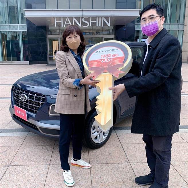 （汉神巨蛋主管（左）颁奖给汽车得主（右）。图／汉神巨蛋购物广场提供）

