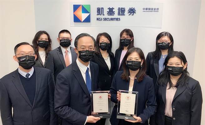 （凱基證券債券部主管洪韶卿(右二)及資本市場部主管林能顯(左二)帶領團隊榮獲財資雜誌《The Asset》雙獎肯定。圖／凱基證券提供）
