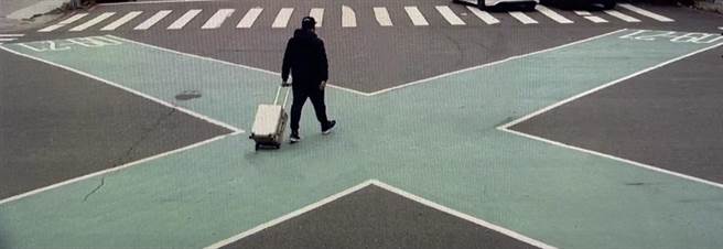 31歲陳姓男子於去年12月底、跨年前特別搭乘高鐵南下高雄，購買2公斤安非他命毒品後裝於行李箱內，再搭乘高鐵返回新北市板橋站遭逮。（翻攝畫面）