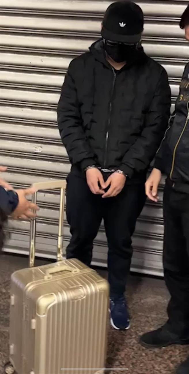 31歲陳姓男子於去年12月底、跨年前特別搭乘高鐵南下高雄，購買2公斤安非他命毒品後裝於行李箱內，再搭乘高鐵返回新北市板橋站遭逮。（翻攝畫面）